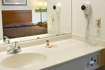 Wamego Inn And Suites Buitenkant foto